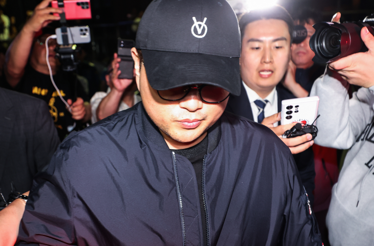 '음주 뺑소니' 혐의를 받는 트로트 가수 김호중이 21일 오후 서울 강남경찰서에서 조사를 마친 뒤 차량으로 이동하고 있다. [연합]
