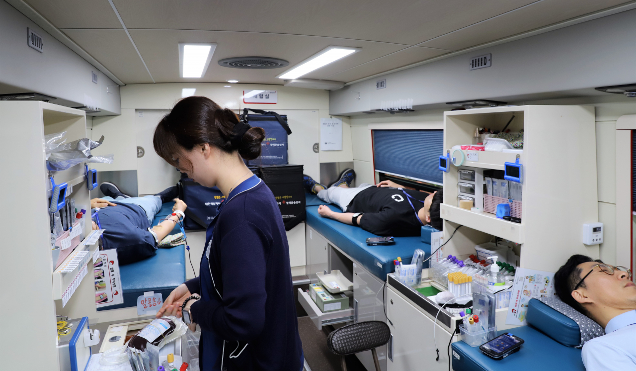 한전원자력연료 임직원들이 헌혈운동에 동참하고 있다.[한전원자력연료 제공]