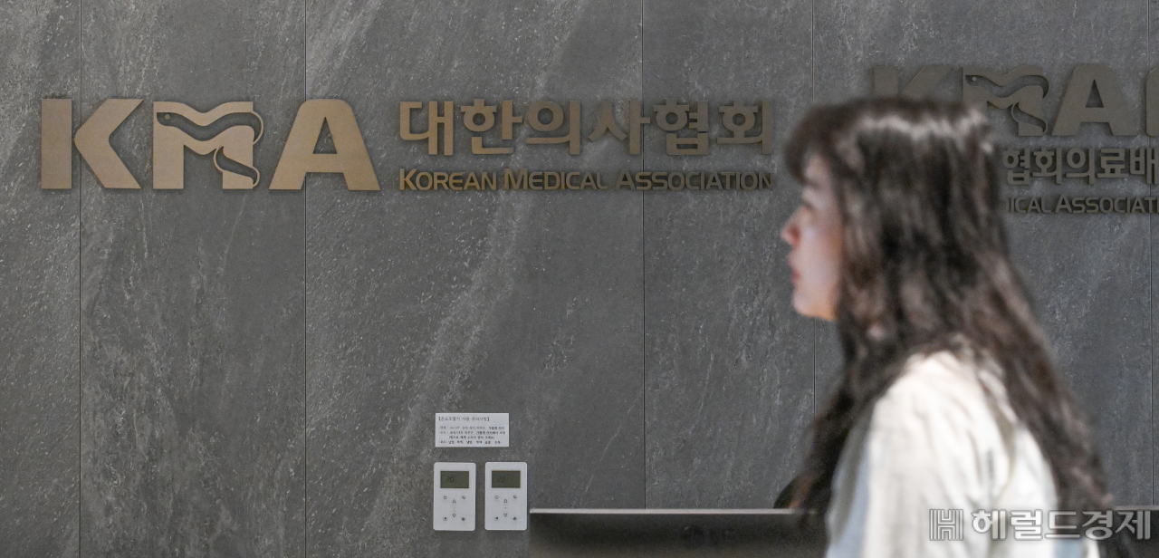 서울고등법원이 지난 16일 전공의와 의대교수 등이 보건복지부 및 교육부 장관을 상대로 낸 '의대 정원 배정 처분 취소' 항고심에 대해 각각 각하·기각 결정을 내렸다. 17일 오전 서울 용산구 대한의사협회에서 한 직원이 출근하고 있다. 임세준 기자