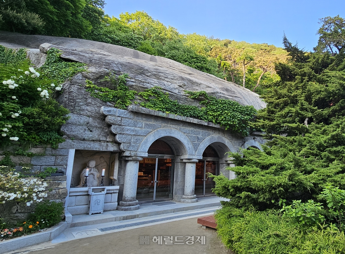 천연 석실 불당인 나한전 입구