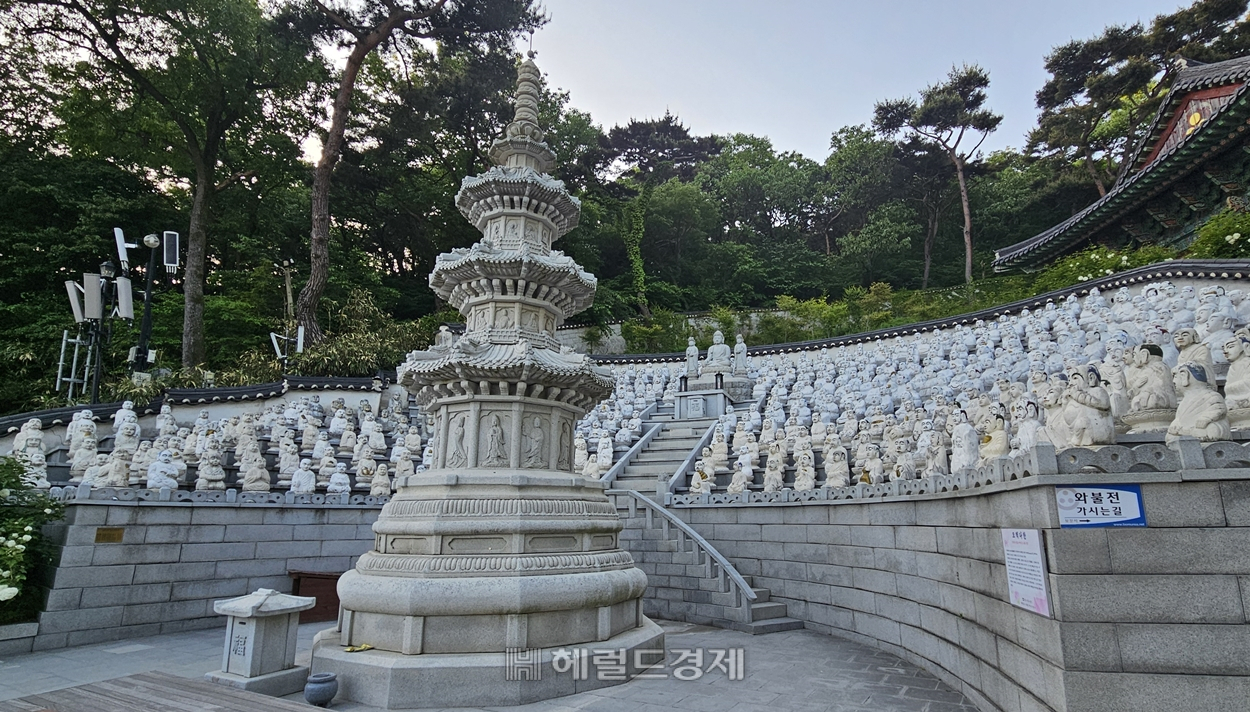과거 불자들이 설법을 듣던 바위 바당에 조성된 500 나한상