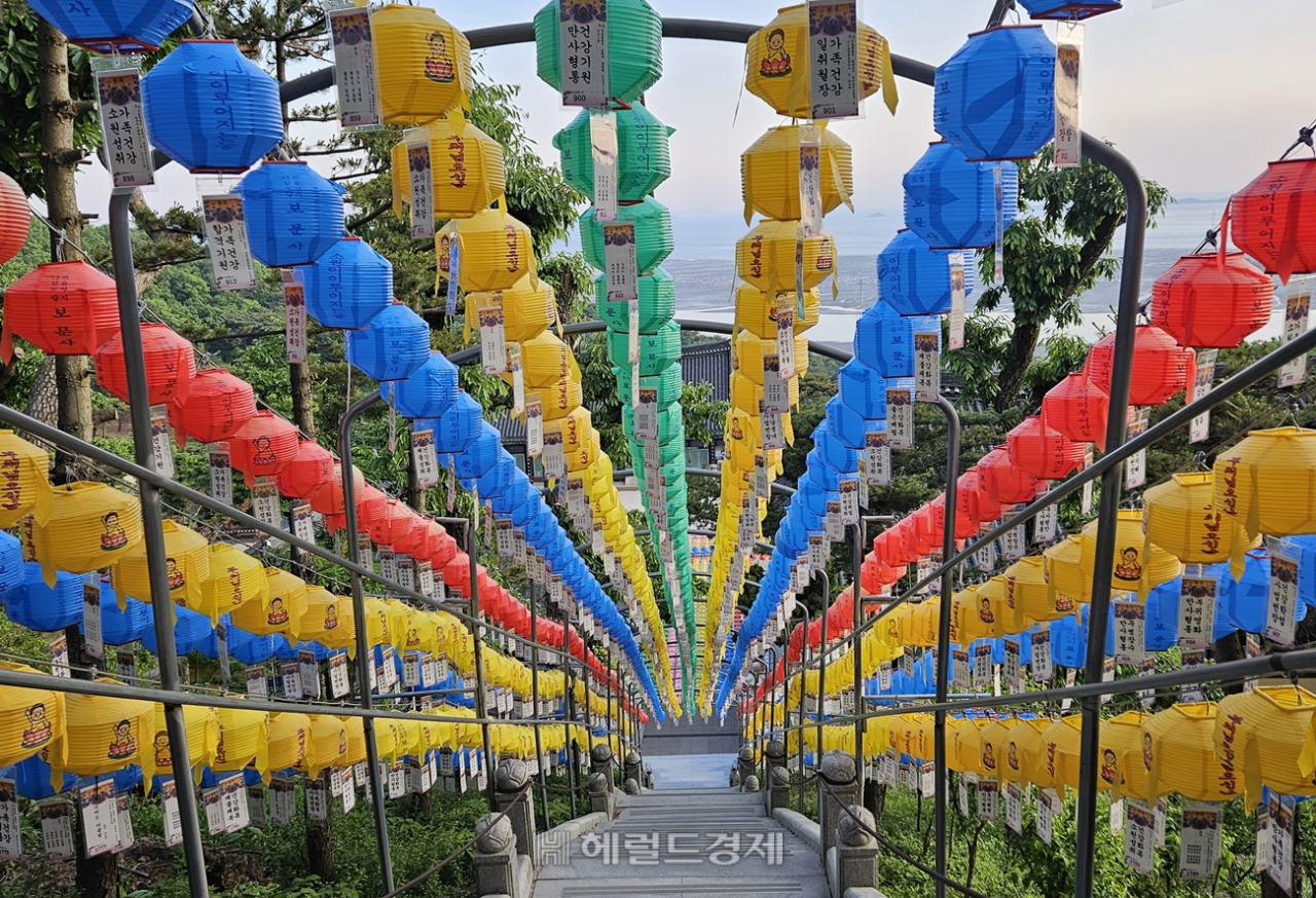 보문사 경내에서 마애관음보살상이 있는 눈썹바위까지 연결되는 계단길. 연등마다 소원문이 달려 있다.