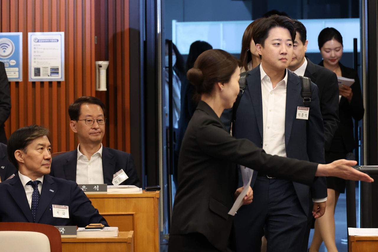 21일 국회박물관에서 열린 제22대 국회 초선의원 의정연찬회에서 조국혁신당 조국 대표와 이준석 개혁신당 당선인이 시작을 기다리고 있다. [연합]