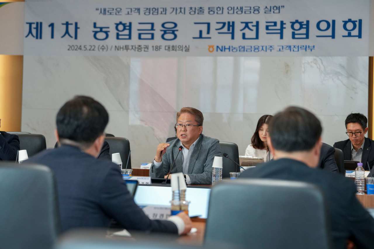 서울 여의도 NH투자증권 본사에서 열린 농협금융 고객전략의회에 참석한 이기현(가운데) 농협금융 사업전략부문 부사장이 발언을 하고 있다.[농협금융 제공]