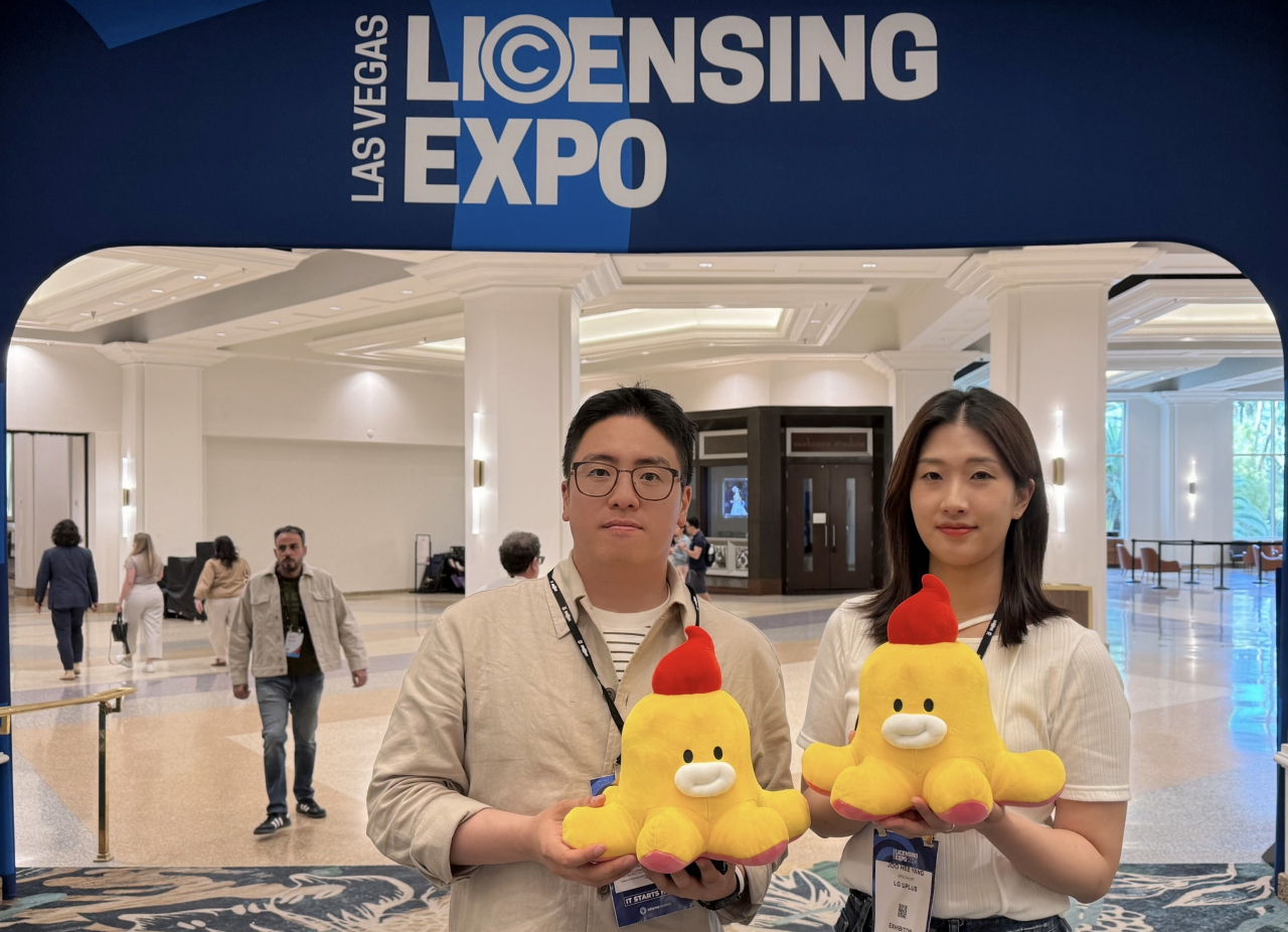LG유플러스 직원이 미국 라스베이거스 만다레이 베이 컨벤션 센터에서 열린 ‘2024 라이선싱 엑스포(Licensing Expo)’에서 기념사진을 촬영하고 있다. [LG유플러스 제공]