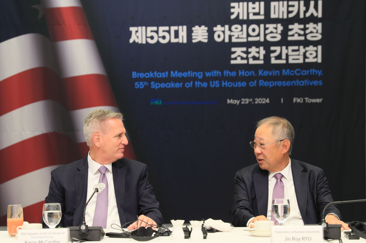 류진(오른쪽) 한경협 회장과 케빈 매카시 前 美하원의장이 환담을 나누고 있다. [한경협 제공]