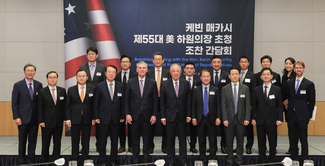 류진(앞줄 왼쪽 여섯번째) 한경협 회장과 케빈 매카시(앞줄 왼쪽 다섯번째) 前 美하원의장을 비롯한 기업인들이 기념촬영을 하고 있다. [한경협 제공]