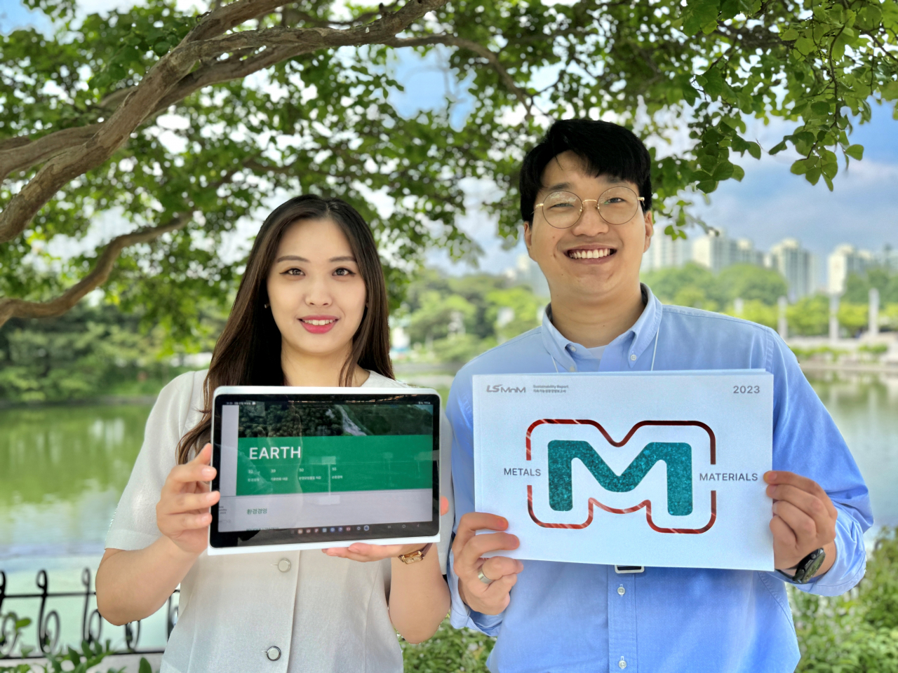 LS MnM 신입사원들이 새로 발간한 지속가능경영보고서를 선보이고 있다. [LS MnM 제공]