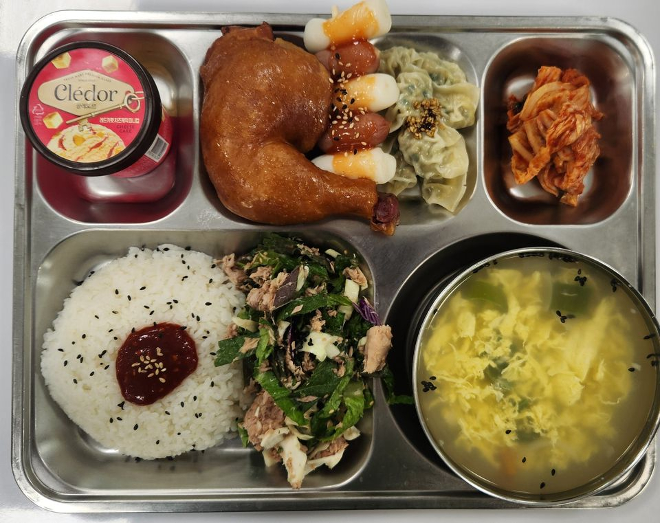 육군 6사단에서 근무하는 간부 A씨가 공개한 급식. [‘육군훈련소 대신 전해드립니다’ 페이스북 캡처]