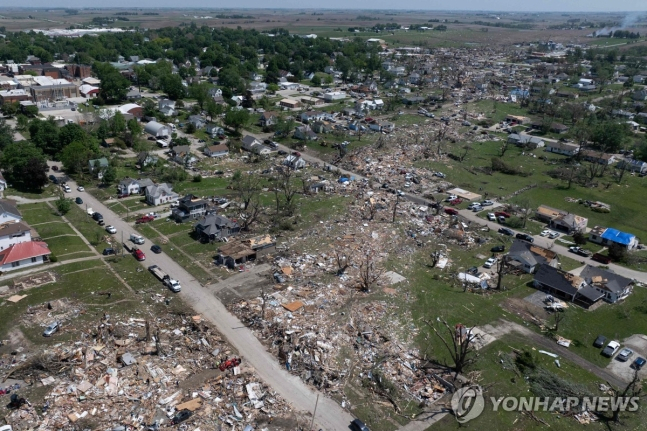 22일(현지시간) 미 아이오와주 그린필드 지역에 토네이도가 지나간 자리[AFP=연합]