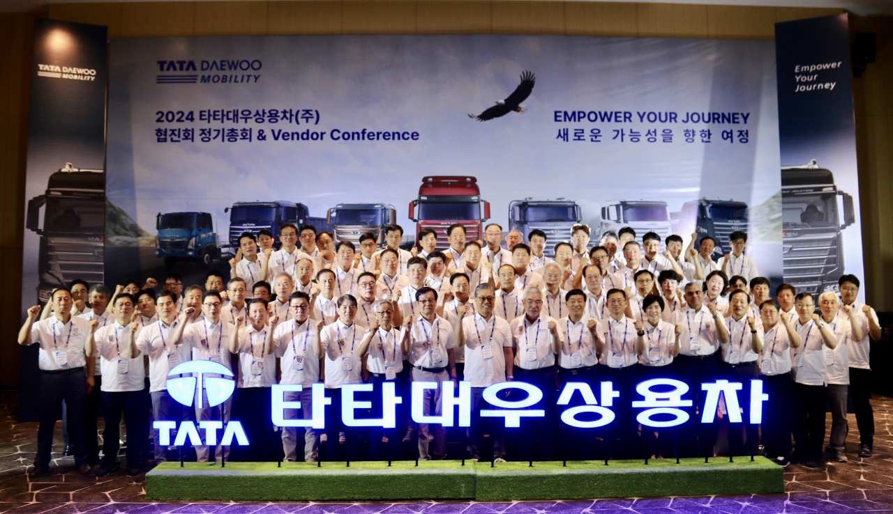 지난 22일 베트남 다낭에서 개최된 ‘2024타타대우상용차 협진회 정기총회 및 벤더 컨퍼런스’에서 참가자들이 기념촬영을 하고 있다. [타타대우상용차 제공]
