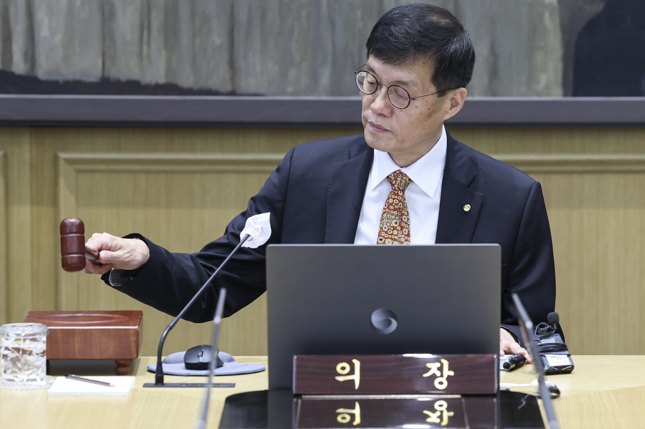 이창용 한국은행 총재가 23일 서울 중구 한국은행 본부에서 열린 금융통화위원회에서 의사봉을 두드리고 있다. [사진공동취재단]