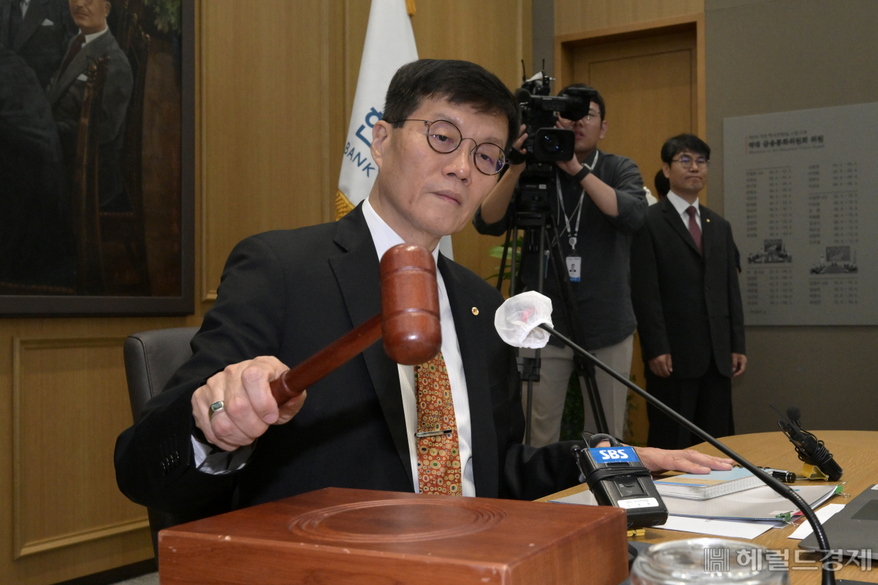 이창용 한국은행 총재가 23일 서울 중구 한국은행 본부에서 열린 금융통화위원회에서 의사봉을 두드리고 있다. 사진공동취재단