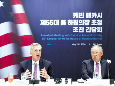 케빈 매카시(왼쪽) 전 미국 하원의장이 23일 서울 영등포구 FKI타워 컨퍼런스센터에서 열린 조찬간담회에서 기조연설을 하고 있다. 오른쪽은 류진 한경협 회장 [연합]
