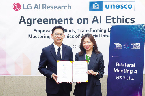 LG AI연구원과 유네스코가 22일 AI 서울 정상회의가 열린 서울 한국과학기술연구원에서 AI 윤리 플랫폼을 함께 만들기 위한 협약을 체결했다. 배경훈(왼쪽) LG AI연구원장과 김수현 유네스코 아태지역사무소장이 협약 후 기념촬영하는 모습 [LG 제공]