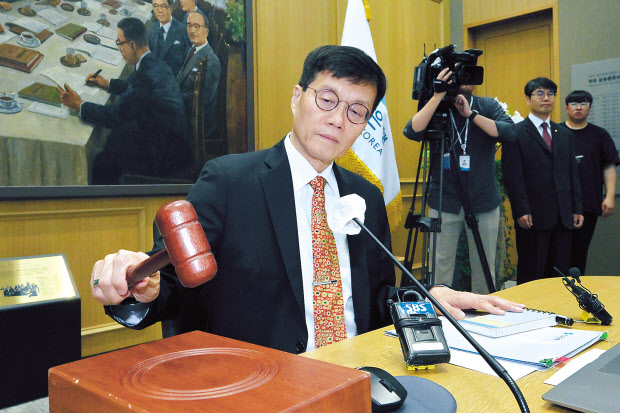 이창용 한국은행 총재가 23일 서울 중구 한국은행 본부에서 열린 금융통화위원회에서 의사봉을 두드리고 있다. [사진공동취재단]