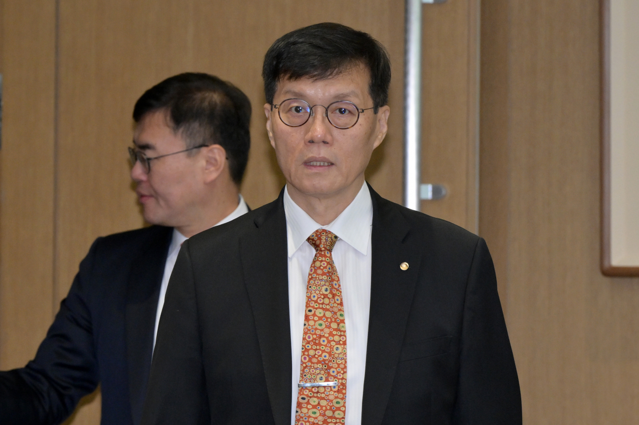 이창용 한국은행 총재가 23일 서울 중구 한국은행에서 열린 금융통화위원회에 입장하고 있다. [연합]