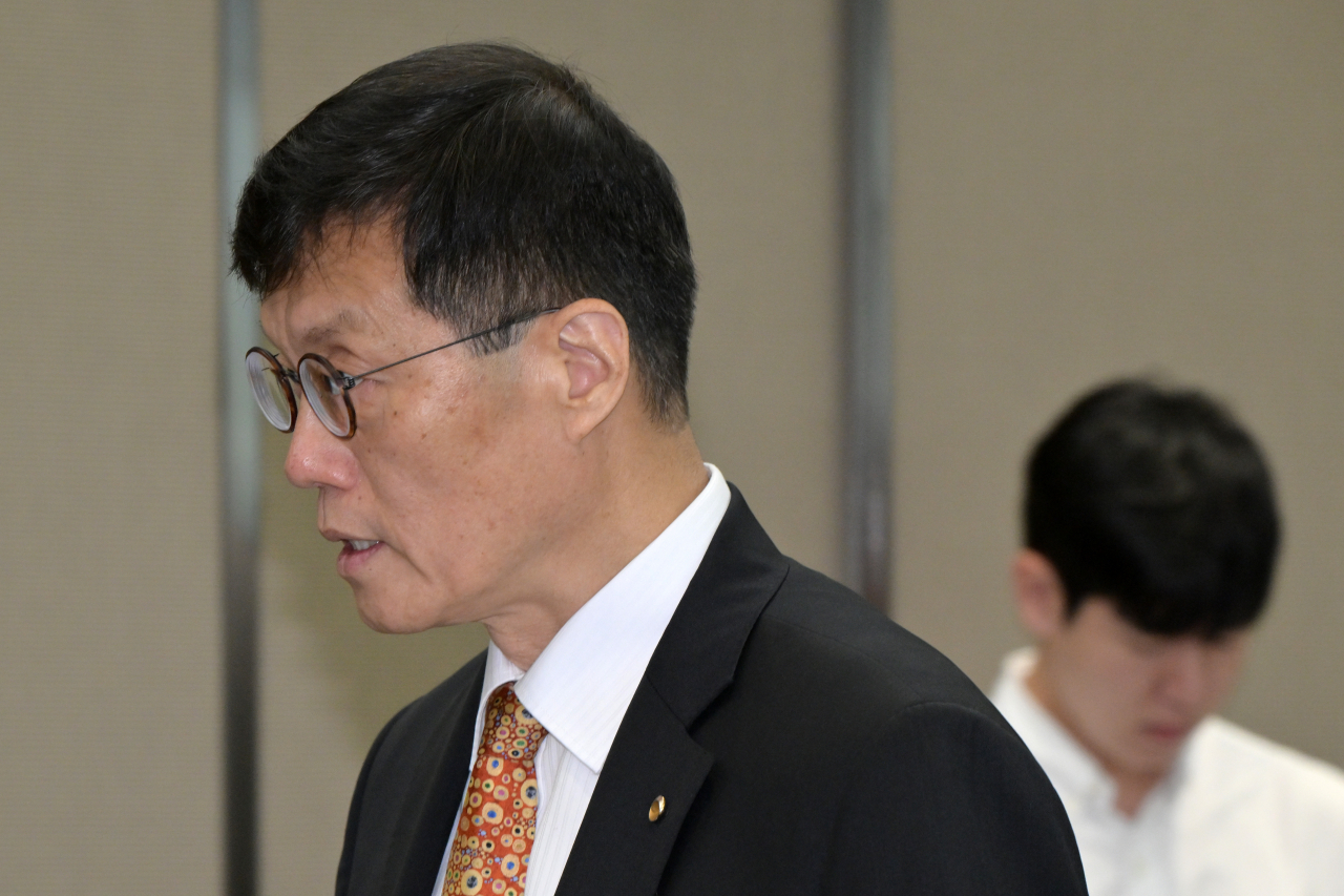 이창용 한국은행 총재가 23일 서울 중구 한국은행에서 열린 금융통화위원회에 입장하고 있다. [연합]