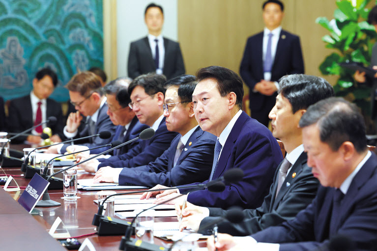 윤석열 대통령이 23일 서울 용산 대통령실 청사에서 제2차 경제이슈점검회의에 참석해 발언하고 있다. [연합]