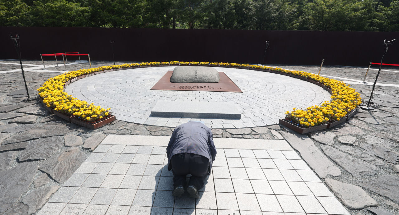 노무현 전 대통령 서거 15주기 추도식이 열리는 23일 오전 시민이 경남 김해시 진영읍 봉하마을 노 전 대통령 묘역에서 참배하고 있다 . [연합]