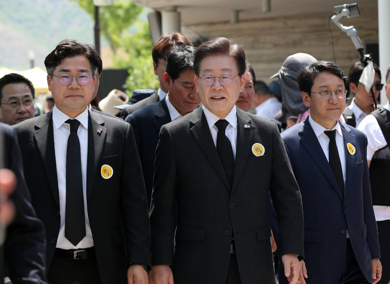 이재명(앞줄 가운데) 더불어민주당 대표와 박찬대(앞줄 왼쪽) 원내대표가 23일 오후 경남 김해 봉하마을에서 열린 고(故) 노무현 전 대통령 서거 15주기 추도식에 참석하고 있다. [연합]