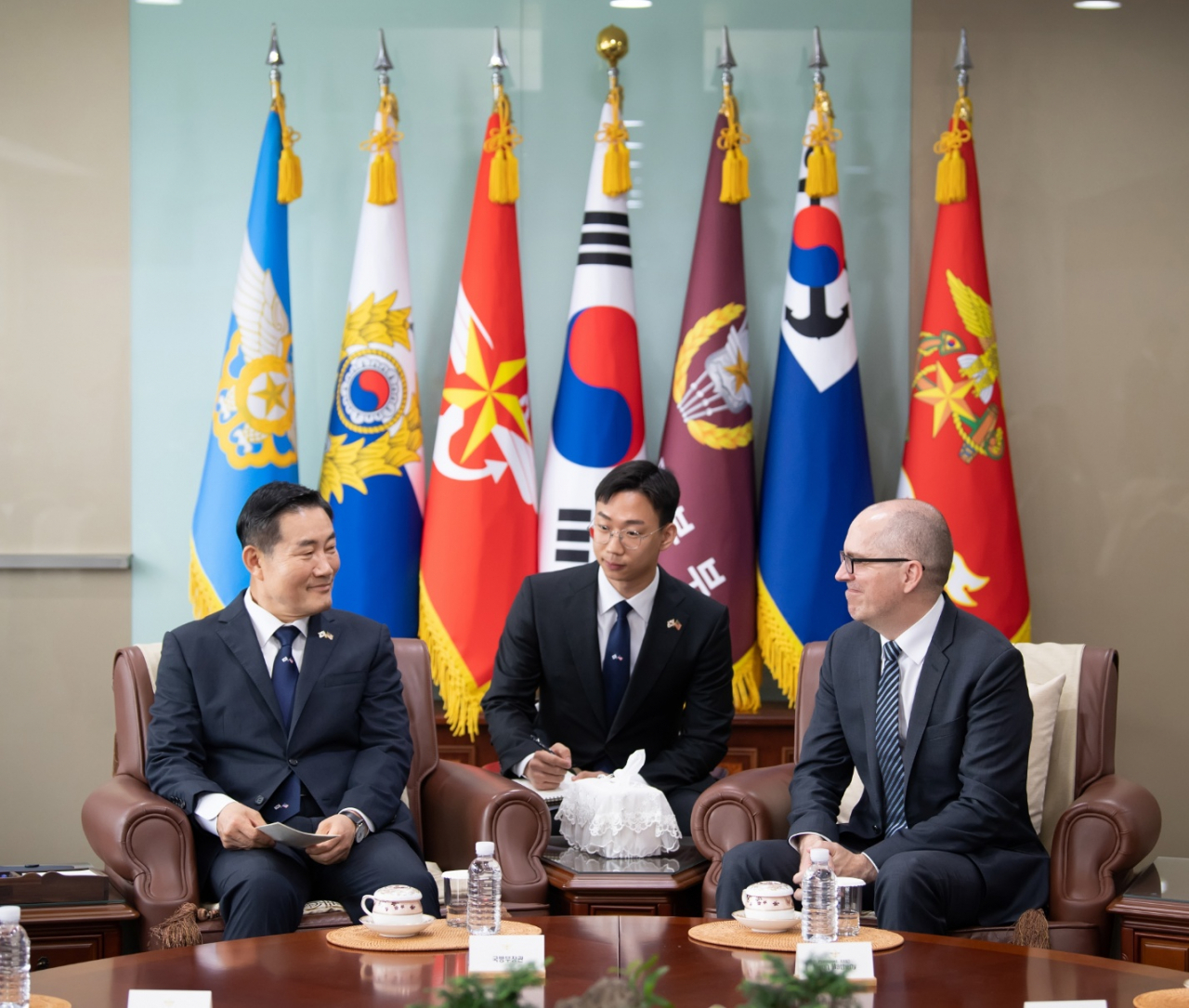 신원식 국방부 장관이 23일 국방부를 방문한 제이슨 매서니 랜드연구소장 등 대표단 일행을 만나 한미동맹 발전방안에 대한 의견을 교환했다.[국방부 제공]