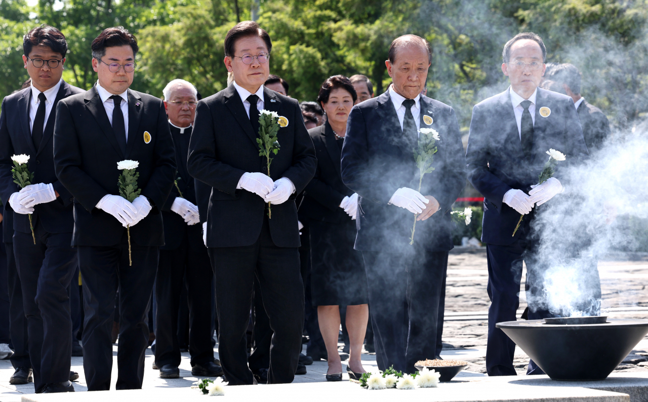 이재명 “盧 ‘사람 사는 세상’의 꿈 여전히 미완성”[이런정치]