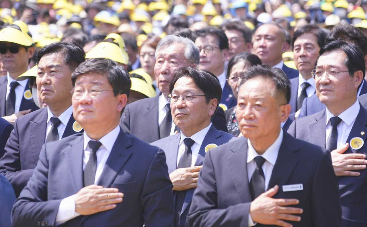 강기정 광주광역시장(가운데)은 23일 경남 김해 봉하마을에서 열린 ‘노무현 전 대통령 서거 15주기 추도식’에 참석해 추모했다.
