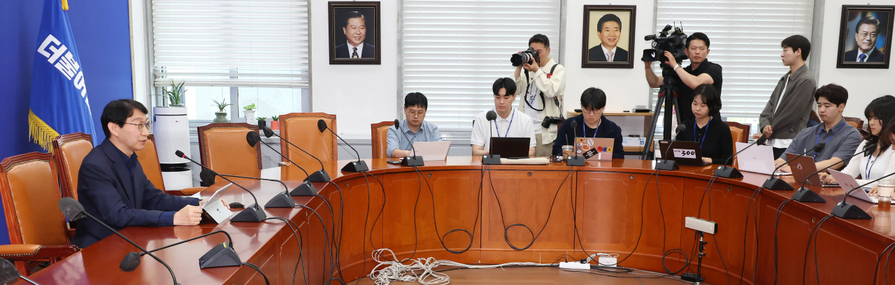 더불어민주당 국회연금개혁특위 간사인 김성주 의원이 23일 오후 국회에서 기자간담회를 열고 연금특위 개최 무산에 대한 민주당의 입장을 설명하고 있다. [연합]