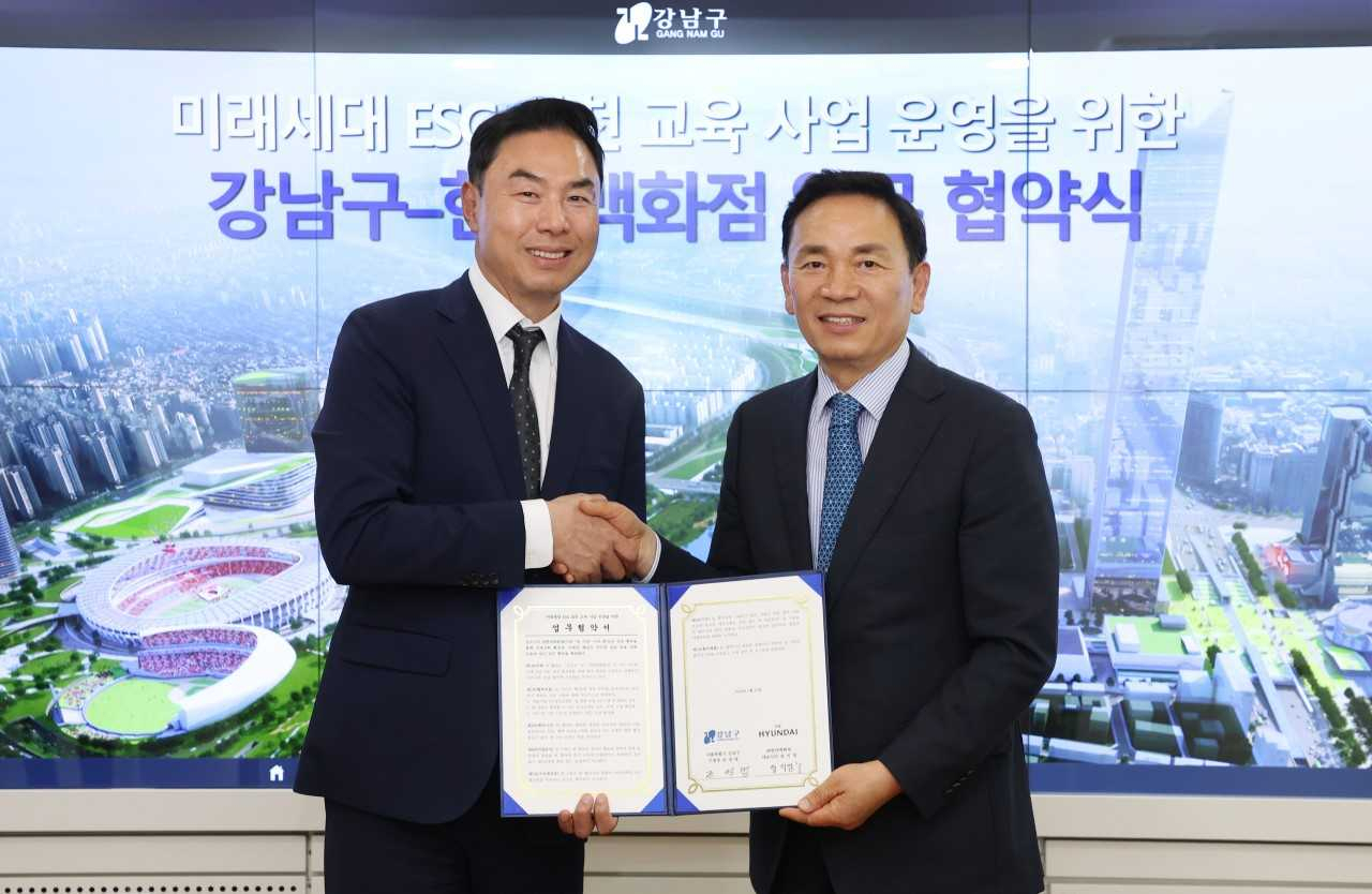 정지영(왼쪽부터) 현대백화점 사장과 조성명 강남구청장이 지난 23일 서울 강남구청에서 ‘미래세대 ESG 실천 교육 사업’을 위한 업무협약(MOU)를 체결한 뒤 기념사진을 촬영하고 있다. [현대백화점 제공]
