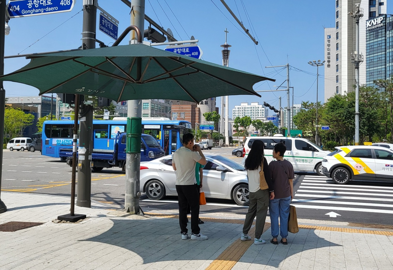 서울 강서구는 지난해보다 더 더울 것으로 예상되는 올해 여름을 앞두고 폭염종합대책을 수립해 선제적으로 시행한다고 24일 밝혔다. 사진은 강서구가 운영하는 무더위 그늘막.[강서구 제공]