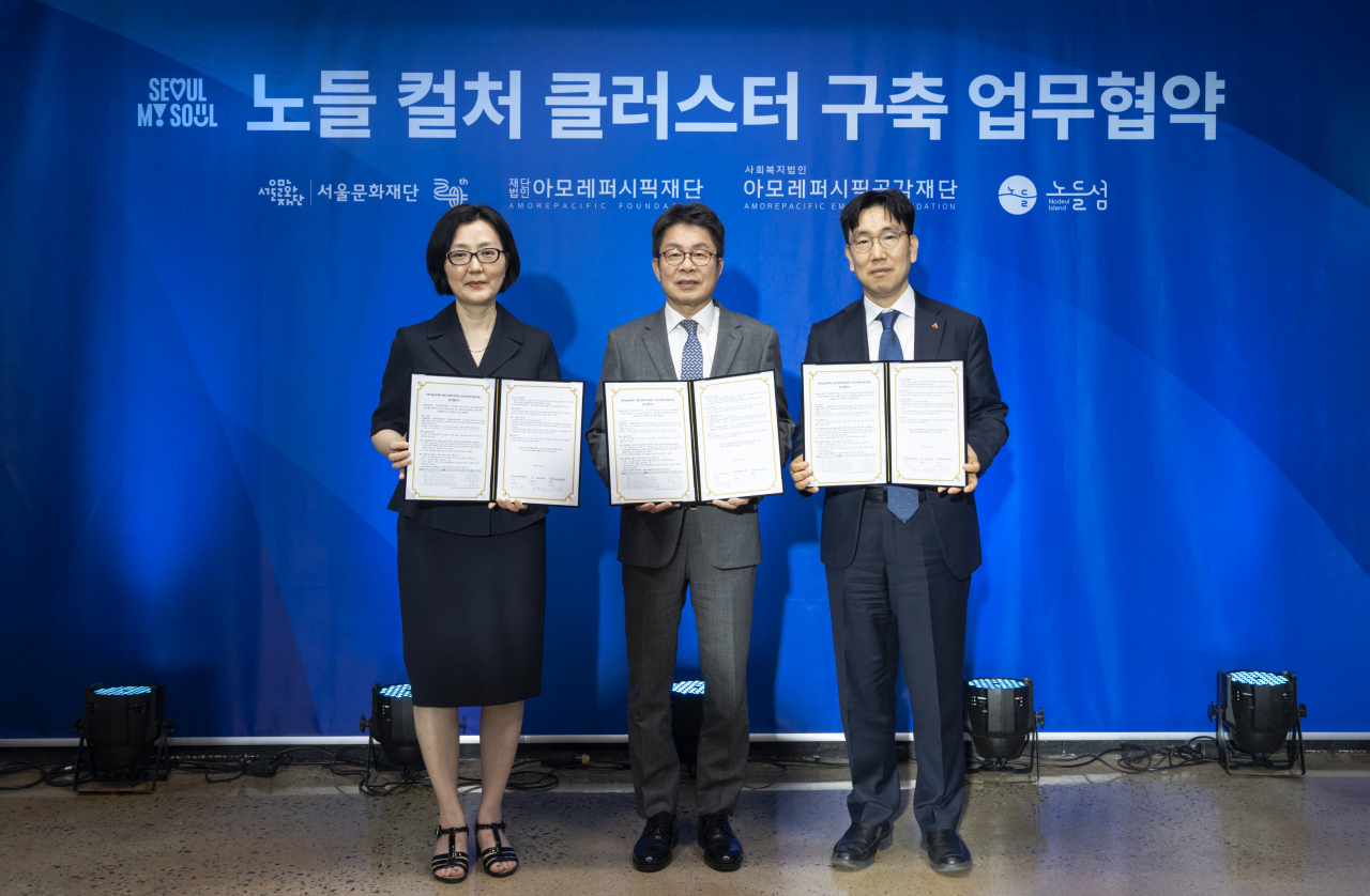민은경(왼쪽부터) 아모레퍼시픽재단 이사, 이창기 서울문화재단 대표이사, 이상목 아모레퍼시픽공감재단 이사장이 협약을 체결하고 기념사진을 촬영하고 있다. [아모레퍼시픽 제공]