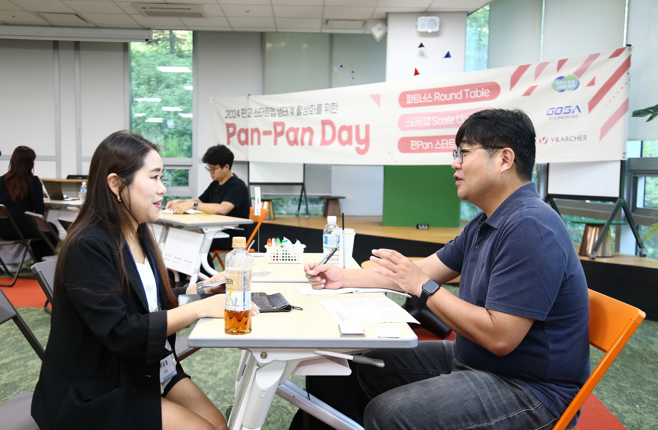 23일 오후 판교 스타트업캠퍼스 창업라운지에서 열린 ‘판판데이’에 참가한 스타트업 관계자가 투자사로부터 1:1 투자 상담을 받고 있다.[경과원 제공]