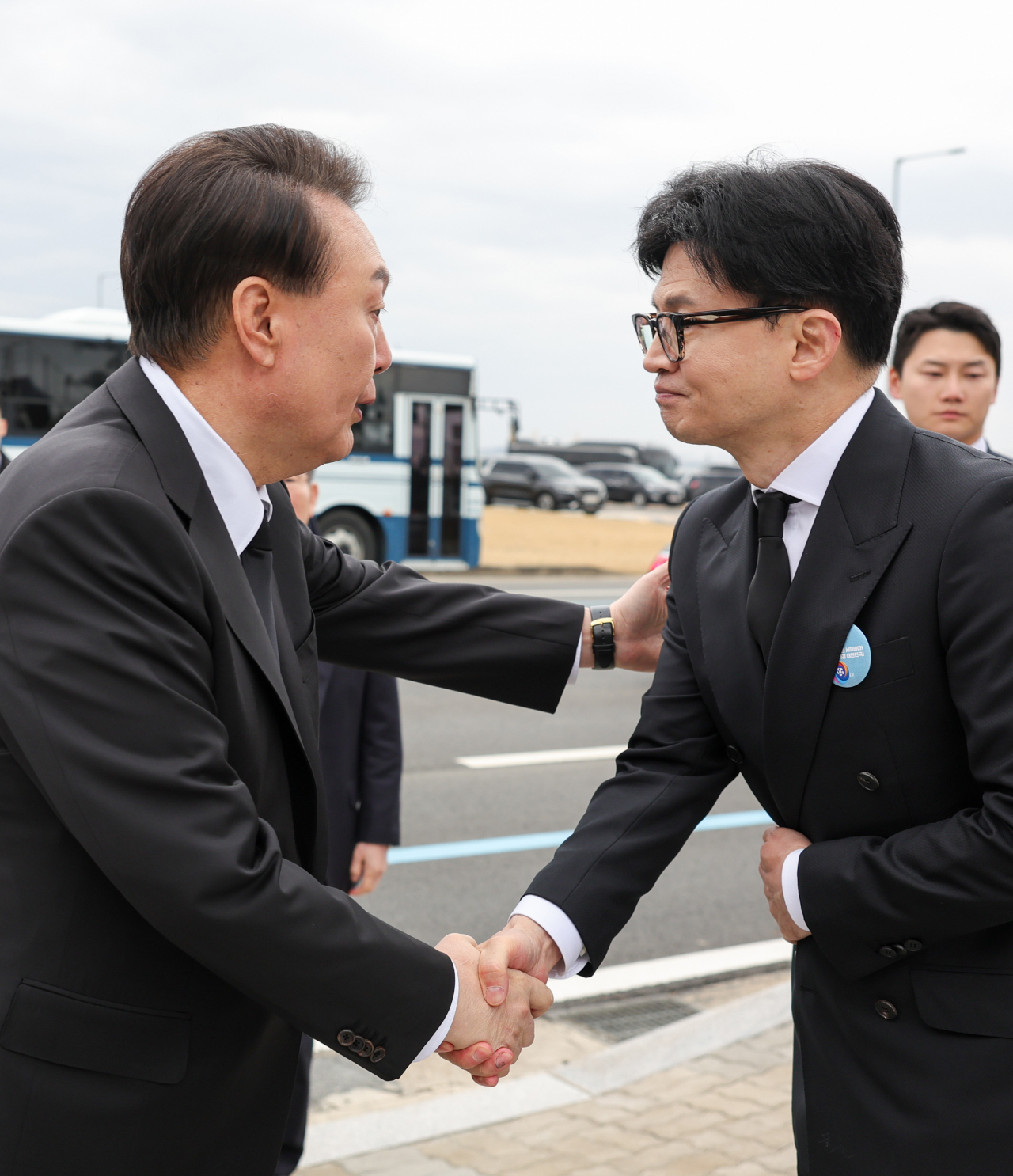 윤석열 대통령이 지난 3월 22일 경기도 평택 소재 해군 제2함대사령부에서 거행된 제9회 서해수호의날 기념식을 마친 뒤 한동훈 국민의힘 비상대책위원장과 악수하고 있다.[뉴시스]