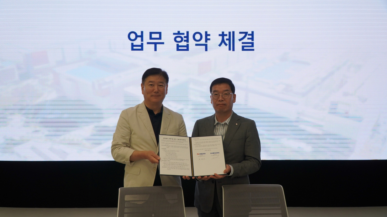 한병준(오른쪽) 한국전력공사 송변전운영처장이 23일 경기 평택 삼성전자 캠퍼스에서 김재열 삼성전자 DS부문 전기기술팀 부사장과 업무협약을 체결한 후 기념촬영을 하고 있다.[한국전력 제공]