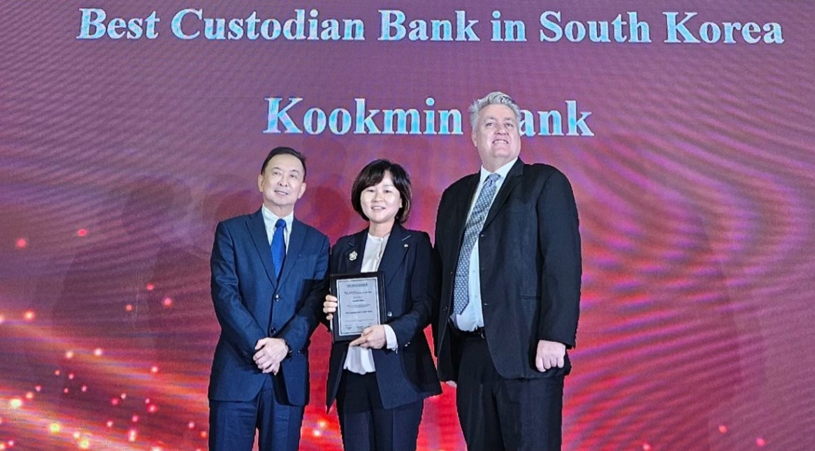 23일(현지시간) 홍콩에서 진행된 아시아뱅커지 주관 ‘The Asian Banker Financial Markets Awards 2024’에서 김옥자(가운데) KB국민은행 수탁사업부장과 아시안뱅커지 관계자들이 기념사진을 촬영하고 있다. [KB국민은행 제공]