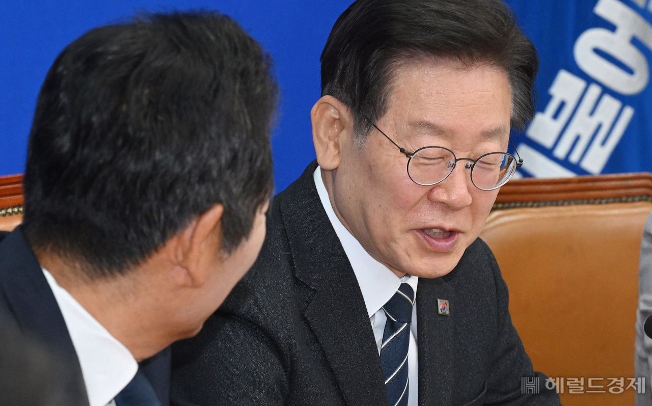 이재명 더불어민주당 대표가 24일 서울 여의도 국회에서 열린 최고위원회의에 참석해 정청래 최고위원과 대화하고 있다. 이상섭 기자