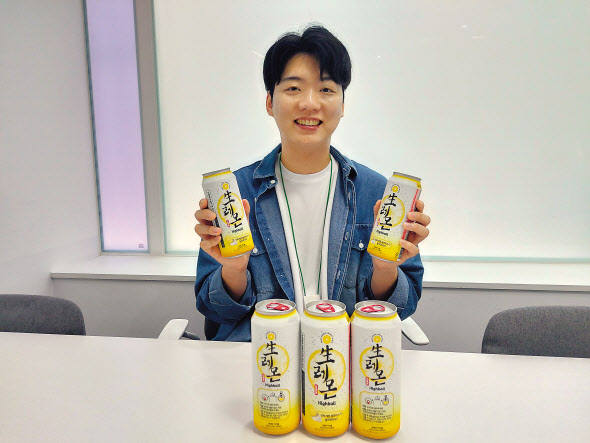 CU ‘생레몬하이볼’을 기획한 장주현 BGF리테일 주류팀 MD가 23일 서울 강남구 BGF리테일 본사에서 제품을 들어보이고 있다. 김희량 기자