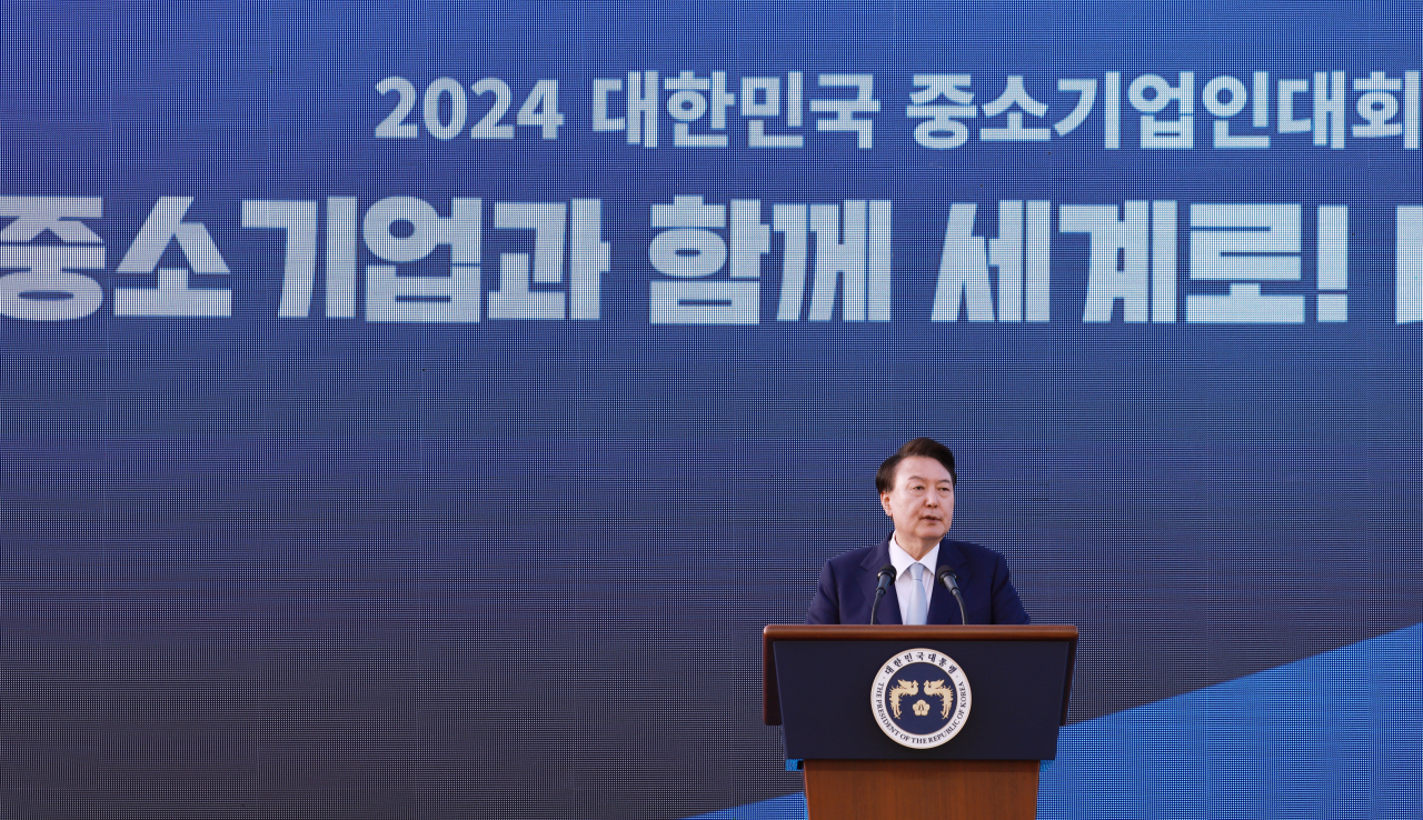 윤석열 대통령이 23일 서울 용산 대통령실 잔디마당에서 열린 2024 대한민국 중소기업인대회에서 격려사를 하고 있다. [연합]