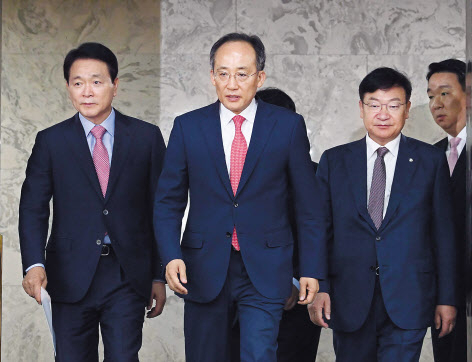 추경호 국민의힘 원내대표가 24일 오전 서울 여의도 국회에서 열린 원내대책회의에 참석하고 있다. 이상섭 기자