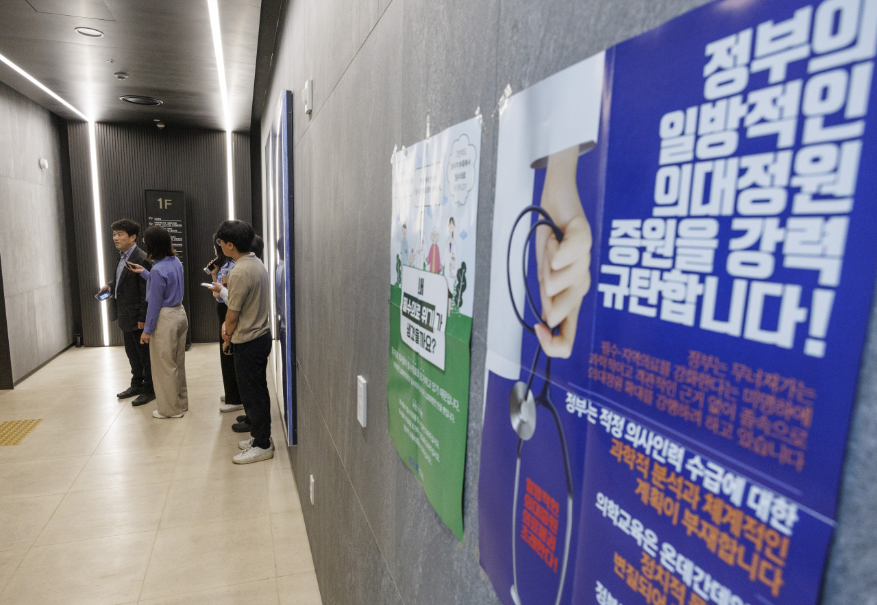 최창민 의과대학 교수협의회 비상대책위원장이 22일 오후 서울 용산구 대한의사협회에서 열린 의료계 연석회의에 참석하기 위해 이동하다 취재진과 인터뷰를 하고 있다. 이날 열린 의료계 연석회의는 비공개로 진행됐다. [연합]