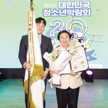 민희경(오른쪽) CJ 사회공헌추진단장과 류경만 CJ나눔재단 사무국장이 23일 기념 촬영을 하고 있다.