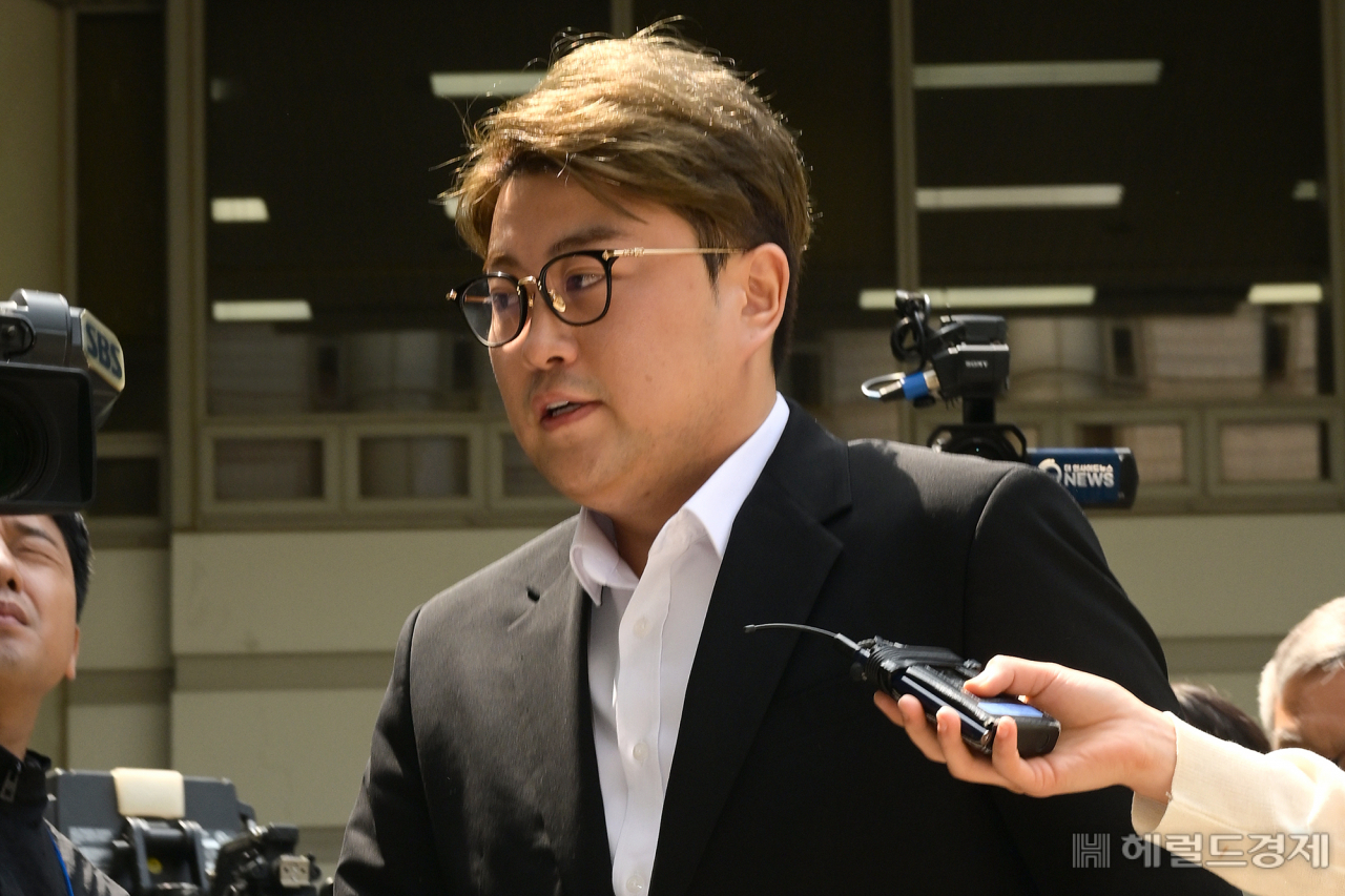 음주 뺑소니 혐의를 받는 가수 김호중이 영장실질심사(구속 전 피의자심문)를 위해 24일 오전 서울 서초구 서울중앙지방법원에 출석하고 있다. 이상섭 기자
