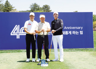 최경주(가운데) 프로와 이승민(왼쪽)·김한별 프로가 15일 열린 ‘SK텔레콤 채리티 오픈’에서 함께 기념촬영을 하고 있다. [SK텔레콤 제공]