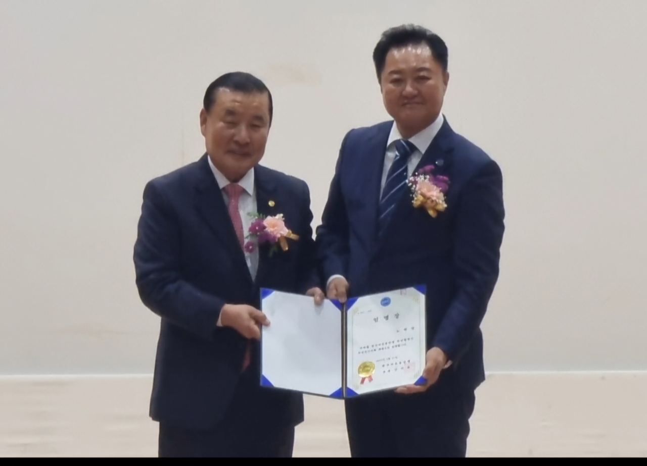 신한춘 한국자유총연맹 부산시지부 회장(사진 왼쪽)이 부산진구지회 노학양 신임회장에게 임명장을 전달하고 기념 촬영하고 있다. [사진=임순택 기자]
