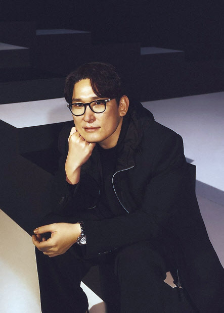 넷플릭스 오리지널 ‘더 에이트 쇼’를 연출한 한재림 감독은 “3층에 사는 진수(류준열 분)는 비겁하고 치졸한데다 좀 바보 같기도 하고, 그런 인간적인 면이 공감이 된다”고 말했다. [넷플릭스 제공]