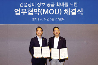 조영철(왼쪽) HD현대인프라코어 사장과 스캇 박 두산밥캣 부회장이 업무 협약 을 체결하는 모습 [HD현대사이트솔루션 제공]