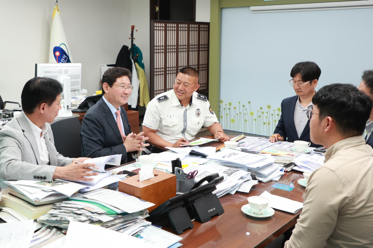 이상일 용인특례시장이 23일 용인동부서 관계자와 교통 현안에 대해 상의하고 있다.