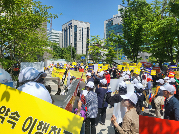 신가주택재개발조합측 180여 명은 지난 23일 서울 종로구 DL이앤씨 본사를 찾아 공사도급계약 및 공증에 따라 즉시 착공 이행을 촉구했다