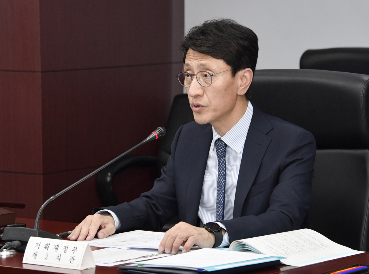김윤상 기획재정부 차관이 24일 오후 서울 종로구 한국무역보험공사에서 열린 '2024년 제3차 부담금운용심의위원회'를 주재하며 모두발언을 하고 있다. [기획재정부]